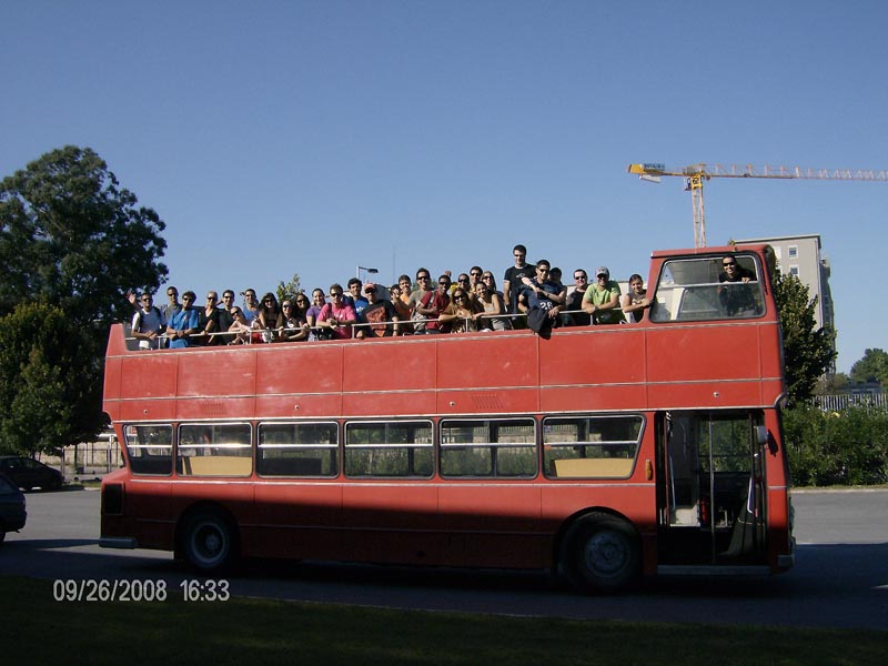 AUTOCARRO DESCAPOTAVEL DA ROADSHOWBUS AO SERVIÇO DA FACULDADE DE DESPORTO EM CIDADE DO PORTO