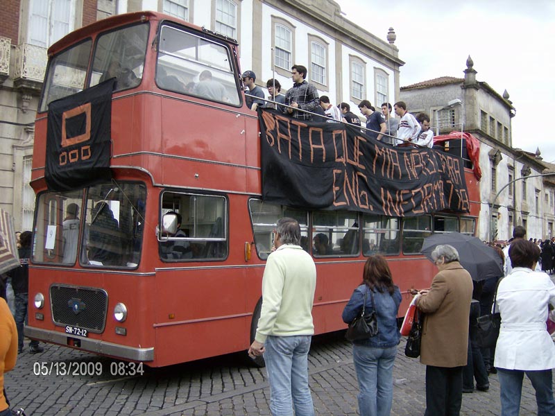 AUTOCARRO DESCAPOTAVEL DA ROADSHOWBUS NO CORTEJO ACADEMICO DE BRAGA BUNIVERSIDADE DO MINHO