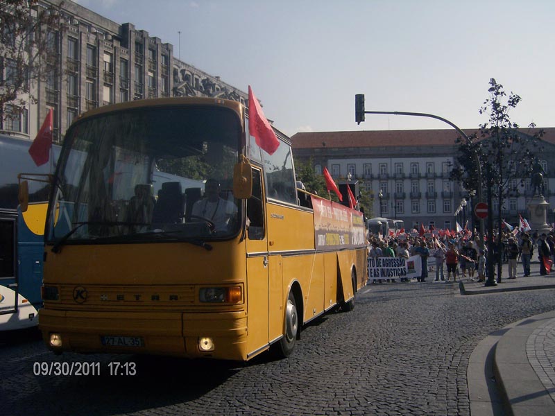 AUTOCARRO DESCAPOTAVEL DE UM PISO DA ROADSHOWBUS NA MANIF DA CGTP NA AVENIDA DOS ALIADOS NA CIDADE DO PORTO