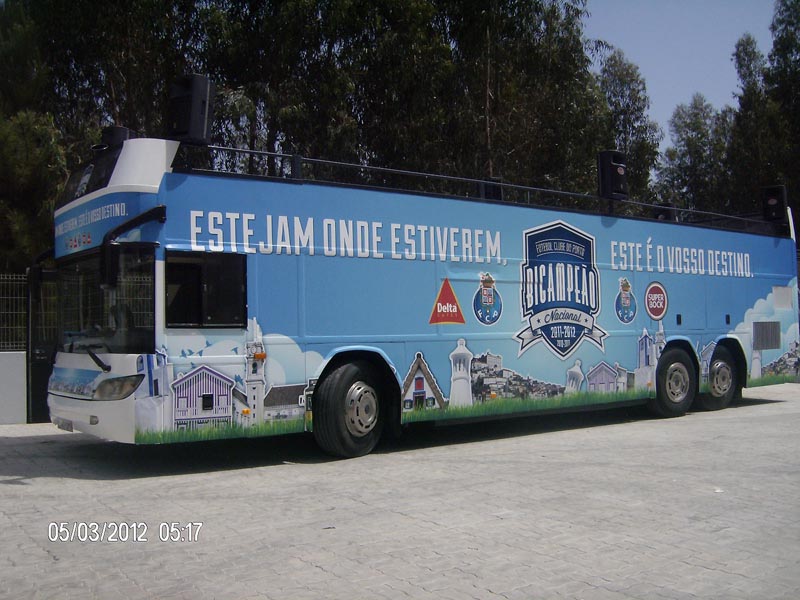 AUTOCARRO DESCAPOTAVEL DA ROADSHOWBUS NA FESTA DO TITULO DO FUTEBOL CLUBE DO PORTO