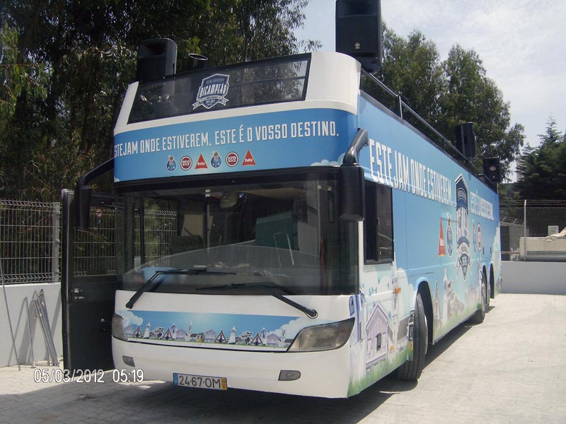 AUTOCARRO DESCAPOTAVEL DA ROADSHOWBUS NA FESTA DO TITULO DO FUTEBOL CLUBE DO PORTO