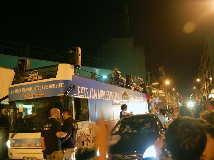 AUTOCARRO DESCAPOTAVEL DA ROADSHOWBUS NA FESTA DO TITULO DO FUTEBOL CLUBE DO PORTO