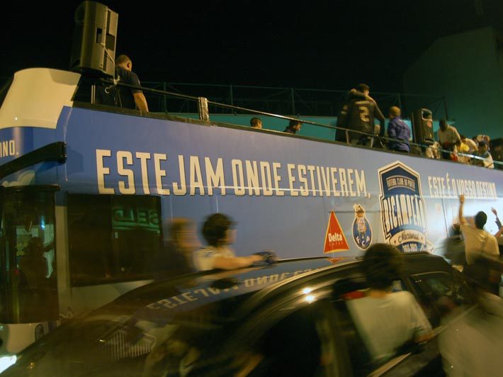 AUTOCARRO DESCAPOTAVEL DA ROADSHOWBUS NA FESTA DO TITULO DO FUTEBOL CLUBE DO PORTO