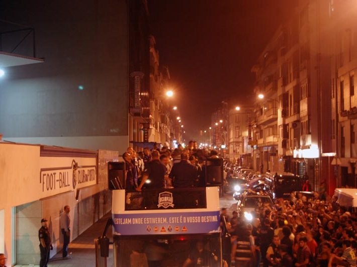 AUTOCARRO DESCAPOTAVEL DA ROADSHOWBUS NA FESTA DO TITULO DO FUTEBOL CLUBE DO PORTO