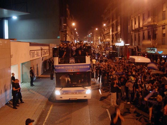 AUTOCARRO DESCAPOTAVEL DA ROADSHOWBUS NA FESTA DO TITULO DO FUTEBOL CLUBE DO PORTO