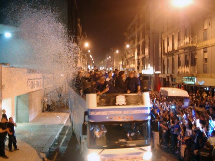 AUTOCARRO DESCAPOTAVEL DA ROADSHOWBUS NA FESTA DO TITULO DO FUTEBOL CLUBE DO PORTO