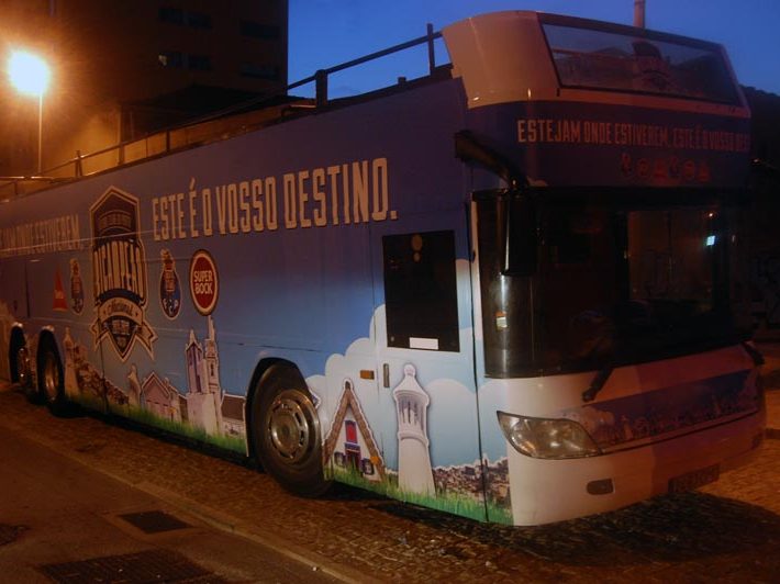 AUTOCARRO DESCAPOTAVEL DA ROADSHOWBUS NA FESTA DO TITULO DO FUTEBOL CLUBE DO PORTO