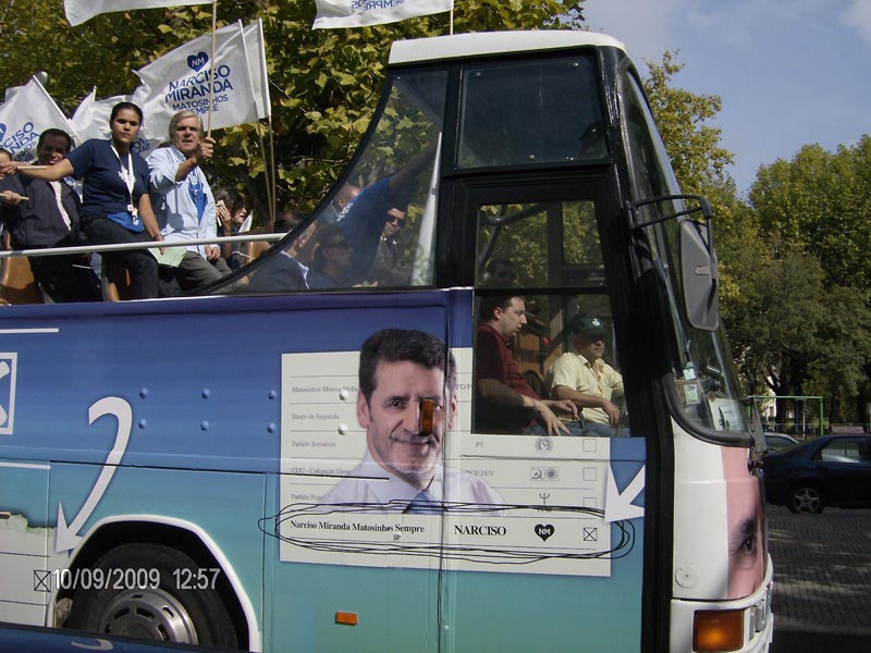 AUTOCARRO DESCAPOTAVEL DA ROADSHOWBUS CAMPANHA NARCISO MIRANDA MATOSINHOS