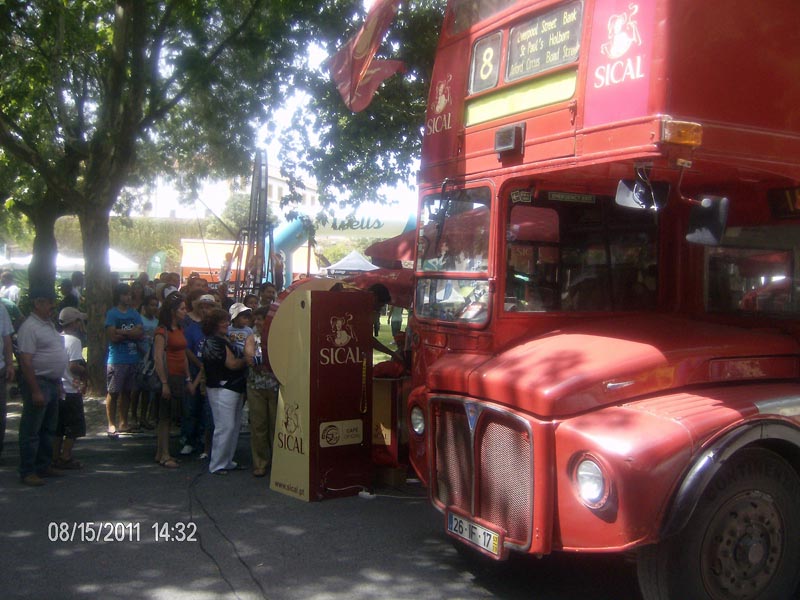 AUTOCARRO DESCAPOTAVEL DA ROADSHOWBUS VOLTA A PORTUGUAL DE BICICLETA COM A SICAL