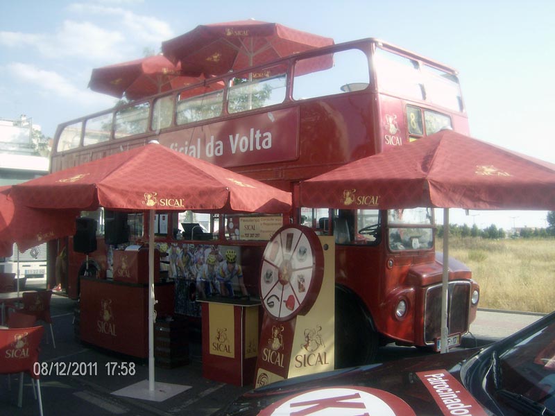 AUTOCARRO DESCAPOTAVEL DA ROADSHOWBUS VOLTA A PORTUGUAL DE BICICLETA COM A SICAL