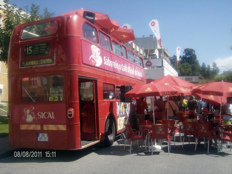 AUTOCARRO DESCAPOTAVEL DA ROADSHOWBUS VOLTA A PORTUGUAL DE BICICLETA COM A SICAL