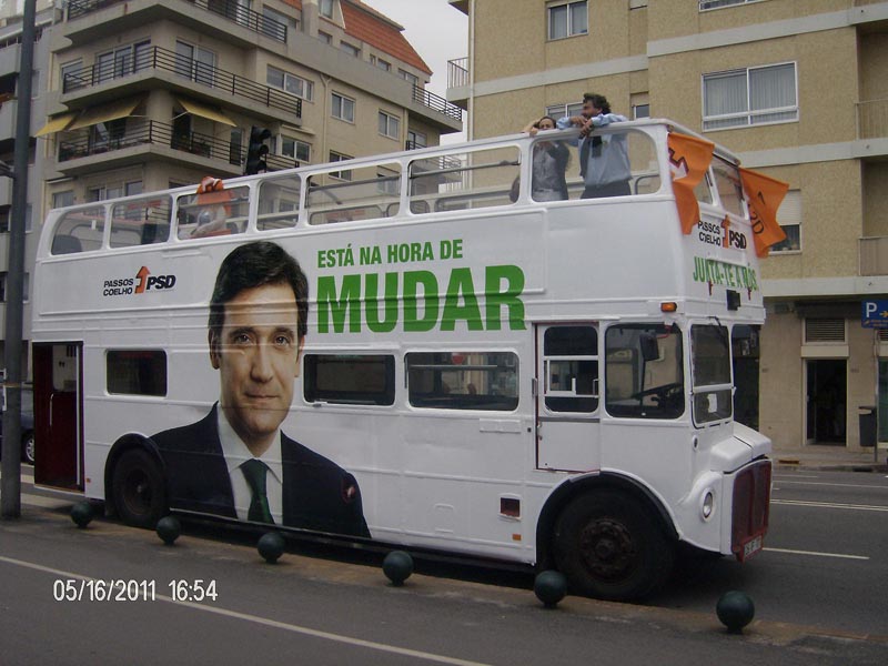 AUTOCARRO DESCAPOTAVEL DA ROADSHOWBUS DA CAMPANHA DO DR. PASSOS COELHO , CIDADE DO PORTO