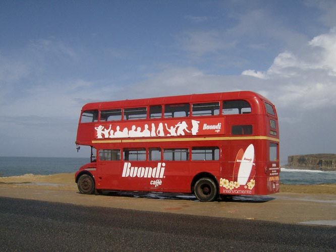 AUTOCARRO DESCAPOTAVEL DA ROADSHOWBUS NO RIP CURL , PENICHE