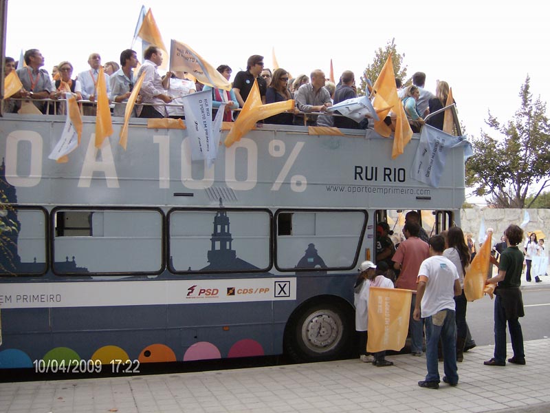 AUTOCARRO DESCAPOTAVEL DA ROADSHOWBUS NA CAMPANHA ELEITORAL PORTO EM PRIMEIRO DR.RUI RIO