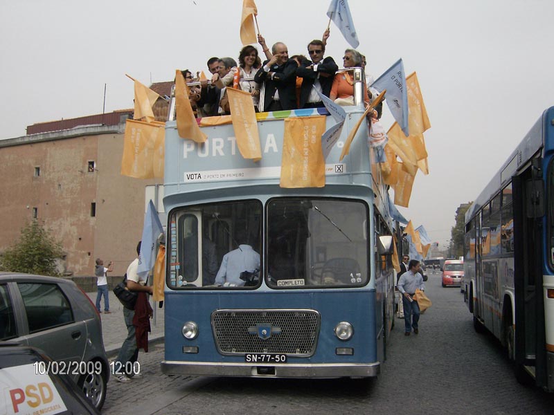 AUTOCARRO DESCAPOTAVEL DA ROADSHOWBUS NA CAMPANHA ELEITORAL PORTO EM PRIMEIRO DR.RUI RIO