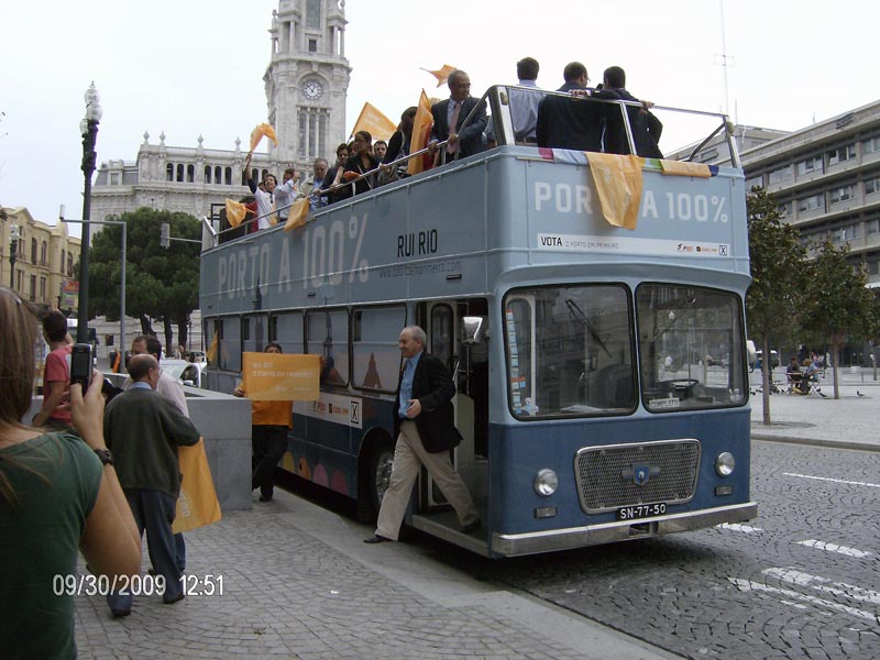 AUTOCARRO DESCAPOTAVEL DA ROADSHOWBUS NA CAMPANHA 100%PORTO DR.RUI RIO