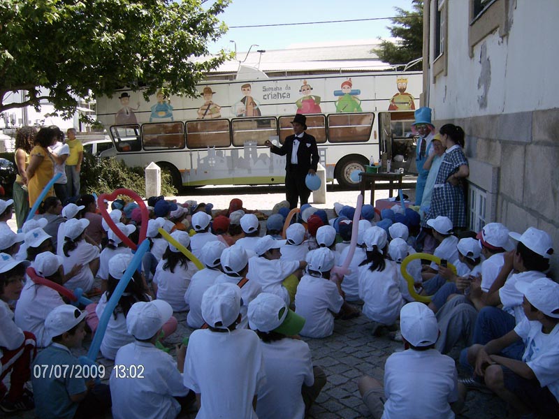AUTOCARRO DESCAPOTAVEL DA ROADSHOWBUS NA SEMANA DA CRIANÇA , CIDADE DA GUARDA