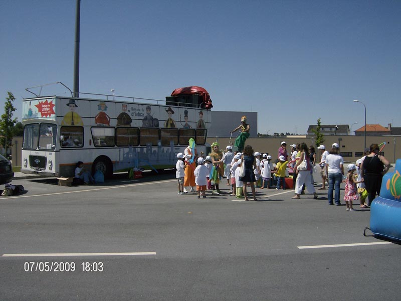 AUTOCARRO DESCAPOTAVEL DA ROADSHOWBUS NA SEMANA DA CRIANÇA , CIDADE DA GUARDA