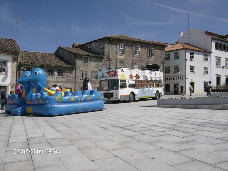 AUTOCARRO DESCAPOTAVEL DA ROADSHOWBUS NA SEMANA DA CRIANÇA , CIDADE DA GUARDA
