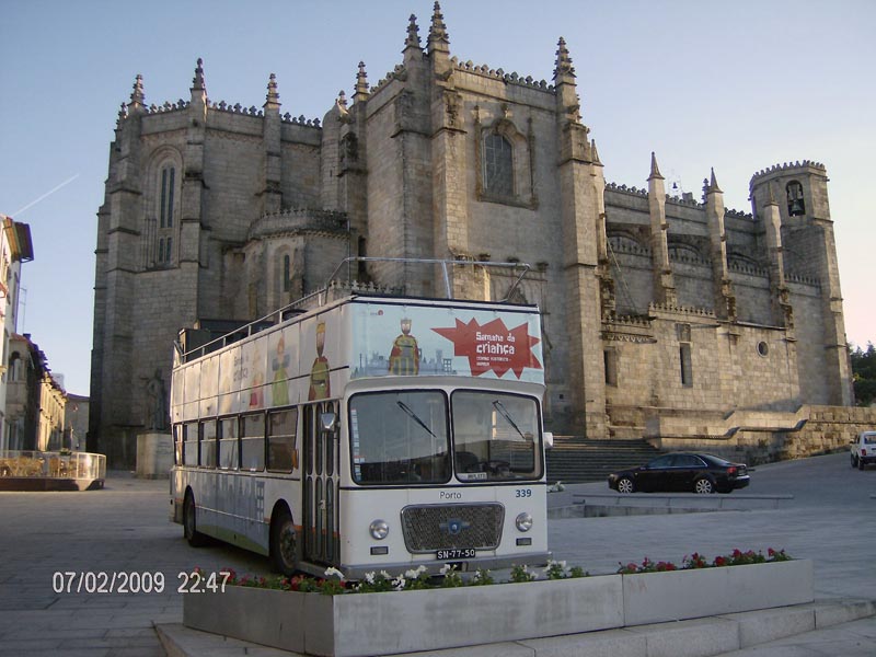 AUTOCARRO DESCAPOTAVEL DA ROADSHOWBUS NA SEMANA DA CRIANÇA , NA CIDADE DA GUARDA