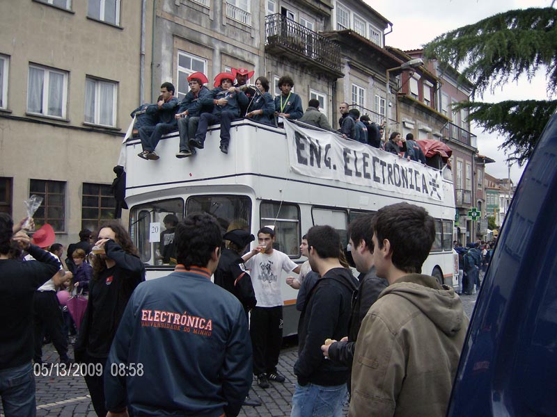 AUTOCARRO DESCAPOTAVEL DA ROADSHOWBUS NO CORTEJO ACADEMICO DE BRAGA , UNIVERSIDADE DO MINHO
