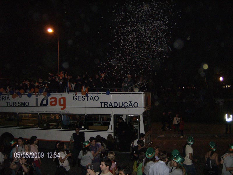 AUTOCARRO DESCAPOTAVEL DA ROADSHOWBUS CORTEJO ACADEMICO ISAG NA CIDADE DO PORTO