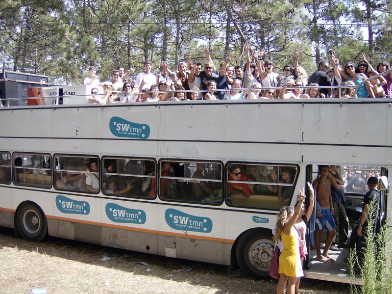 AUTOCARRO DESCAPOTAVEL DA ROADSHOWBUS , FESTIVAL DO SUDOESTE ZAMBUJEIRA DO MAR