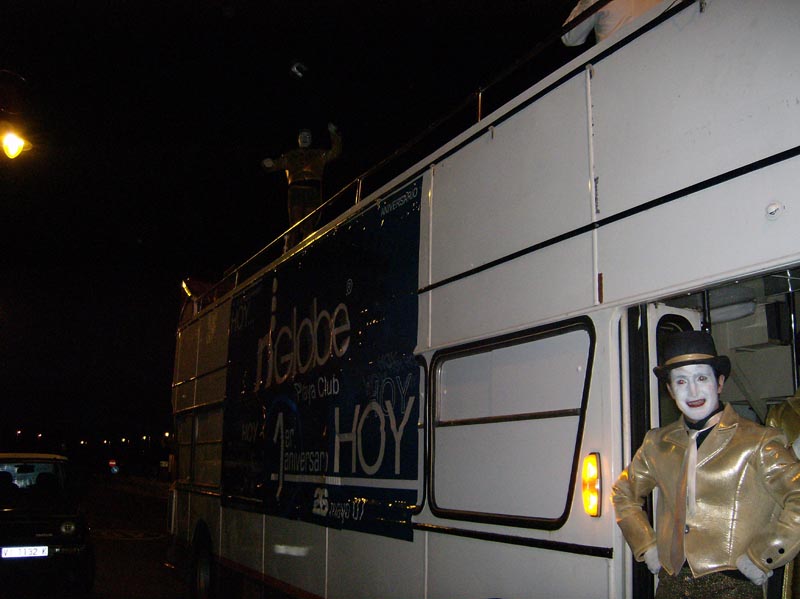 AUTOCARRO DESCAPOTAVEL DA ROADSHOWBUS NA DISCOTECA NGLOBE SAMIL , ESPANHA