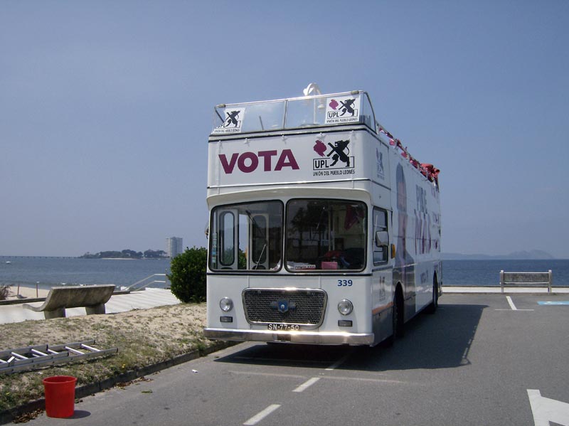 AUTOCARRO DESCAPOTAVEL DA ROADSHOWBUS NA CAMPANHA UPL UNION DEL PUEBLO LEONES ESPANHA