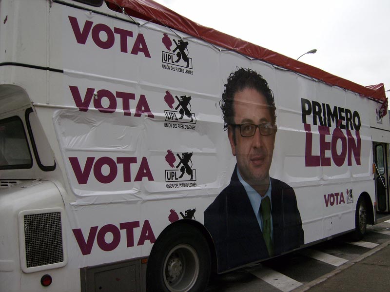 AUTOCARRO DESCAPOTAVEL DA ROADSHOWBUS NA CAMPANHA UPL UNION DEL PUEBLO LEONES ESPANHA