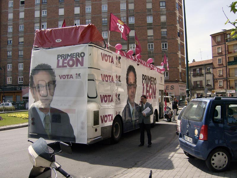 AUTOCARRO DESCAPOTAVEL DA ROADSHOWBUS NA CAMPANHA UPL UNION DEL PUEBLO LEONES ESPANHA