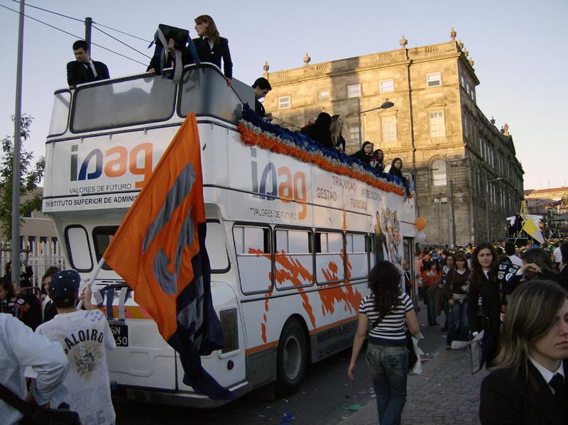 AUTOCARRO DESCAPOTAVEL DA ROADSHOWBUS NO CORTEJO ACADEMICO ISAG CIDADE DO PORTO