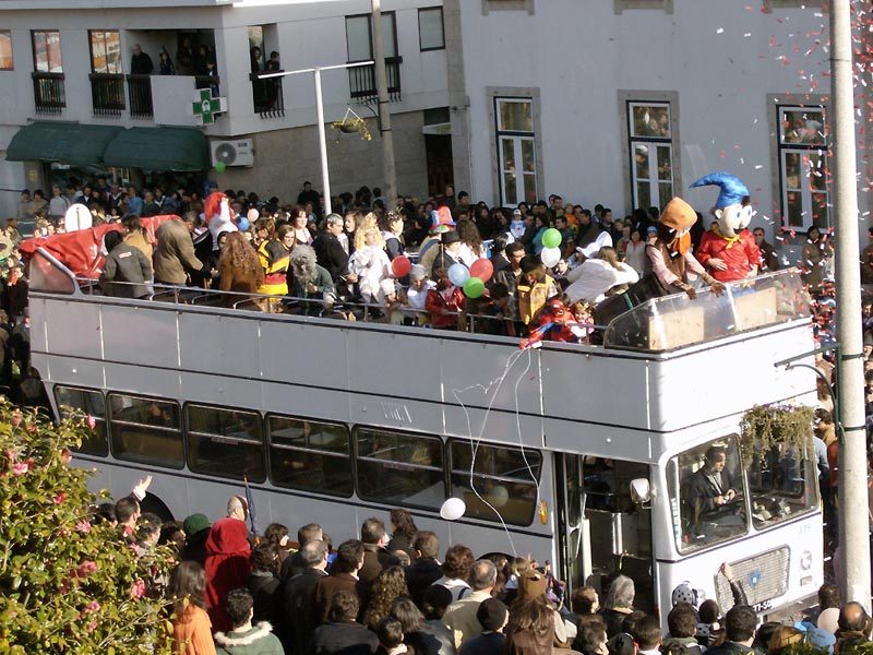 AUTOCARRO DESCAPOTAVEL DA ROADSHOWBUS NO CARNAVAL DE LOUSADA
