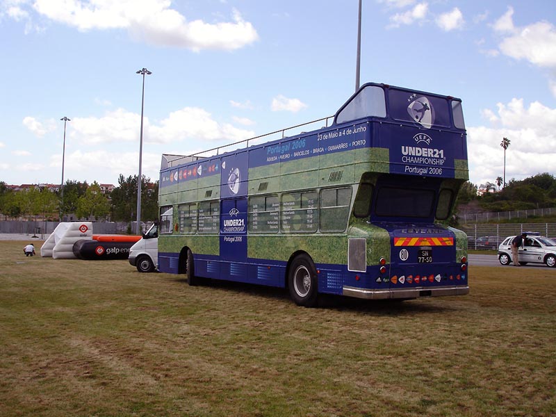 AUTOCARRO DESCAPOTAVEL DA ROADSHOWBUS AO SERVIÇO DA UEFA UNDER21
