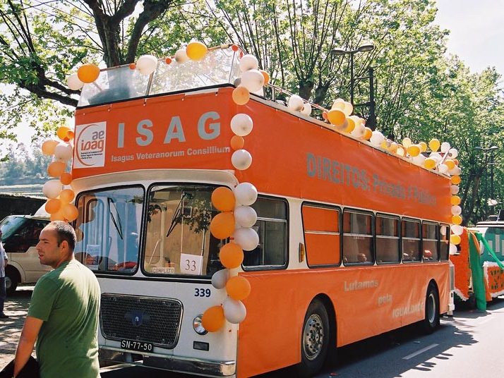 AUTOCARRO DESCAPOTAVEL DA ROADSHOWBUS CORTEJO ACADEMICO DO ISAG , CIDADE DO PORTO