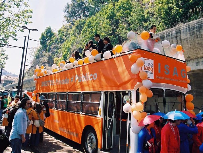 AUTOCARRO DESCAPOTAVEL DA ROADSHOWBUS CORTEJO ACADEMICO DO ISAG , CIDADE DO PORTO