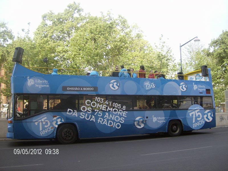 AUTOCARRO DESCAPOTAVEL DA ROADSHOWBUS NO ANIVERSARIO DE 75 DA RADIO RENASCENÇA , EMISSÃO SOBRE RODAS, LISBOA