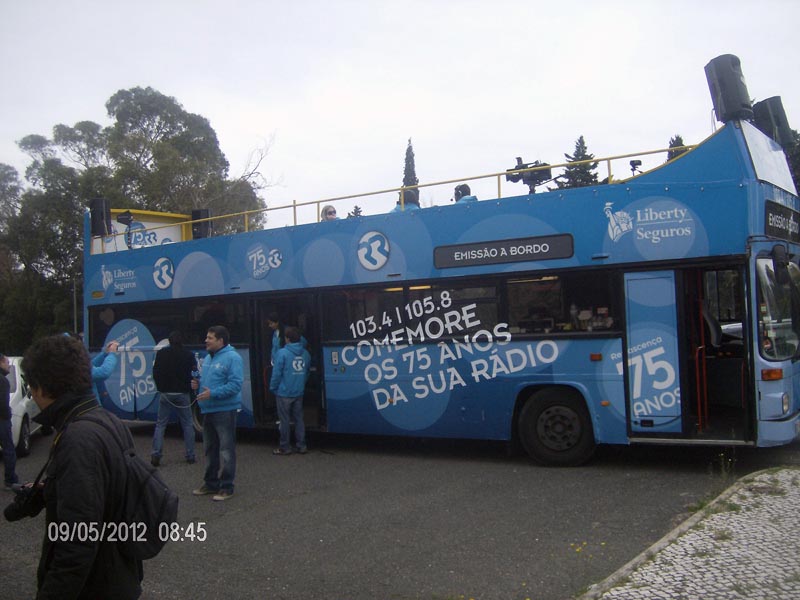 AUTOCARRO DESCAPOTAVEL DA ROADSHOWBUS NO ANIVERSARIO DE 75 DA RADIO RENASCENÇA , EMISSÃO SOBRE RODAS, LISBOA