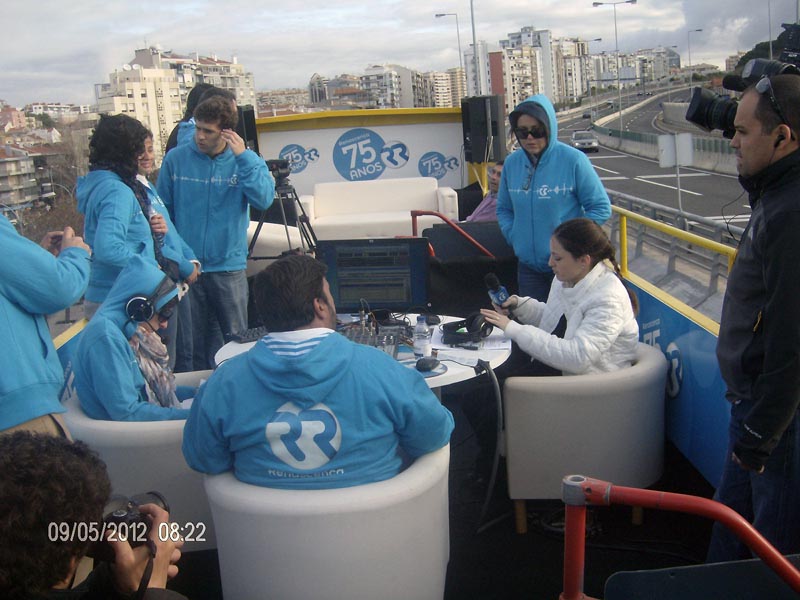 AUTOCARRO DESCAPOTAVEL DA ROADSHOWBUS NO ANIVERSARIO DE 75 DA RADIO RENASCENÇA , EMISSÃO SOBRE RODAS, LISBOA