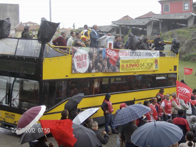 UTOCARRO DESCAPOTAVEL DA ROADSHOWBUS NA MANIFESTAÇÃO DA CGTP INTERSINDICAL