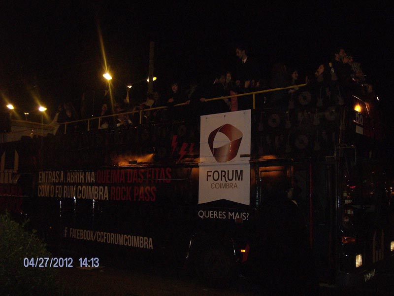 AUTOCARRO DESCAPOTAVEL DA ROADSHOWBUS NA QUEIMA DAS FITAS DE COIMBRA