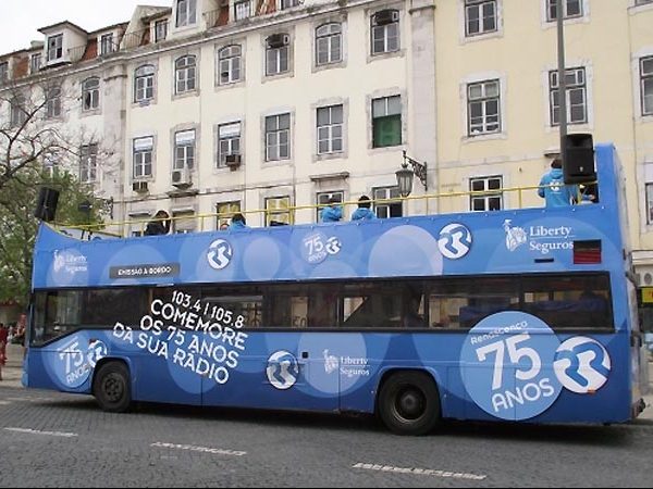 AUTOCARRO DESCAPOTAVEL DA ROADSHOWBUS NO ANIVERSARIO DE 75 DA RADIO RENASCENÇA , EMISSÃO SOBRE RODAS, LISBOA