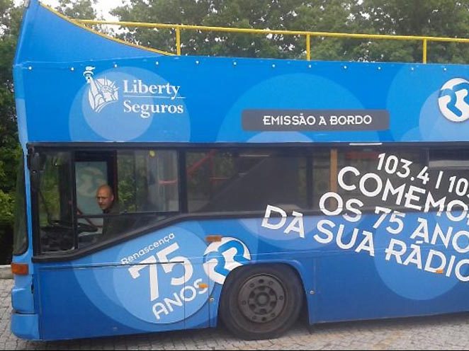 AUTOCARRO DESCAPOTAVEL DA ROADSHOWBUS NO ANIVERSARIO DE 75 DA RADIO RENASCENÇA , EMISSÃO SOBRE RODAS, LISBOA