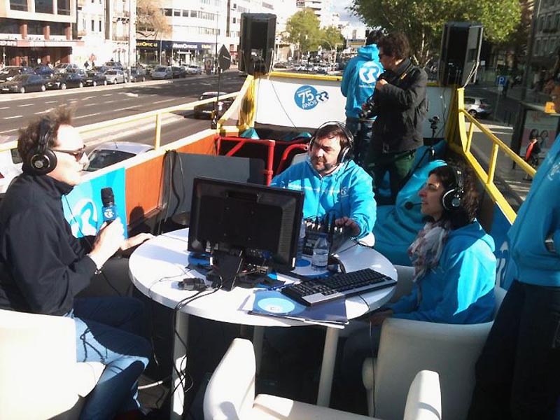 AUTOCARRO DESCAPOTAVEL DA ROADSHOWBUS NO ANIVERSARIO DE 75 DA RADIO RENASCENÇA , EMISSÃO SOBRE RODAS, LISBOA