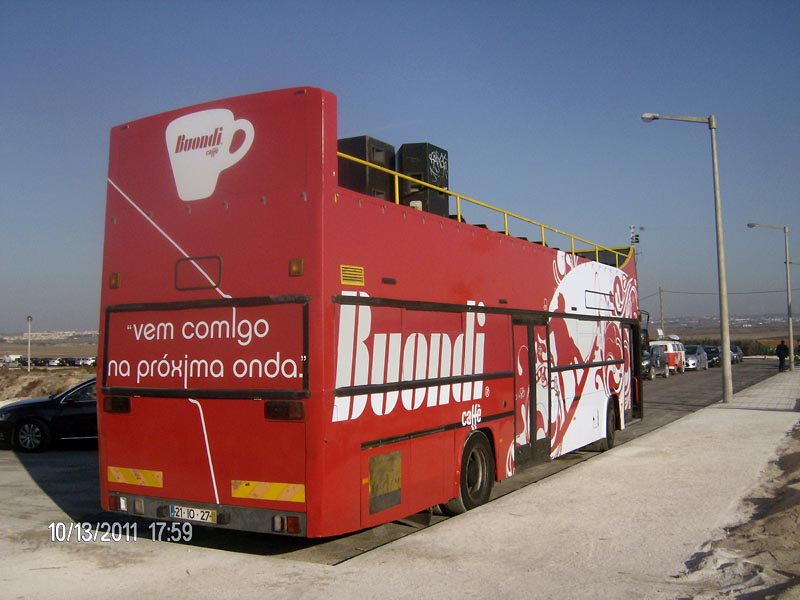 AUTOCARRO DESCAPOTAVEL DA ROADSHOWBUS NO EVENTO RIP CURL AO SERVIÇO DA BUONDI