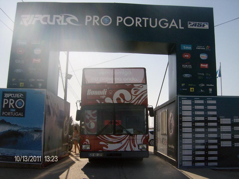AUTOCARRO DESCAPOTAVEL DA ROADSHOWBUS NO EVENTO RIP CURL AO SERVIÇO DA BUONDI