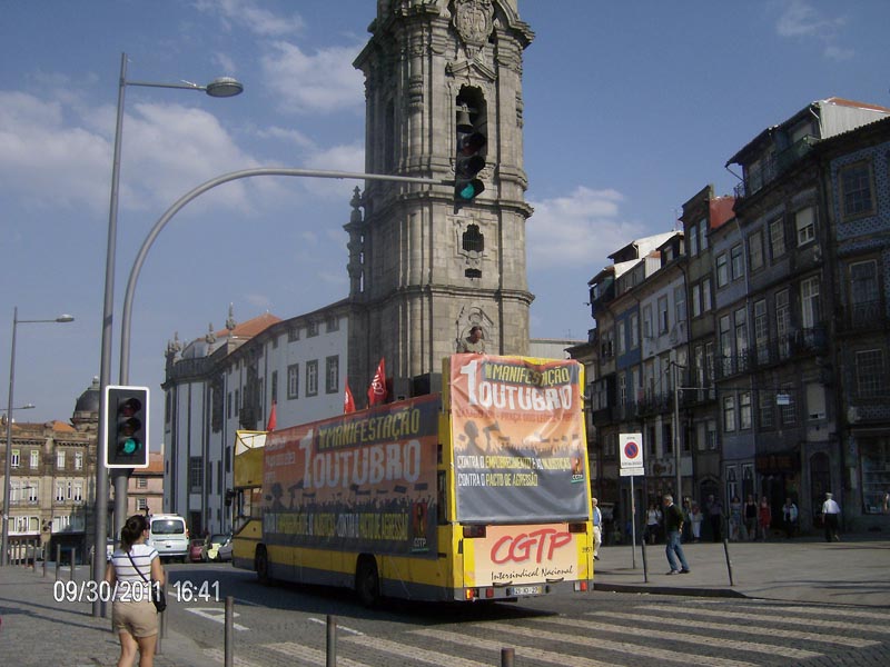 AUTOCARRO DESCAPOTAVEL DA ROADSHOWBUS NA MANIFESTAÇÃO DA CGTP INTERSINDICAL CIDADE DO PORTO