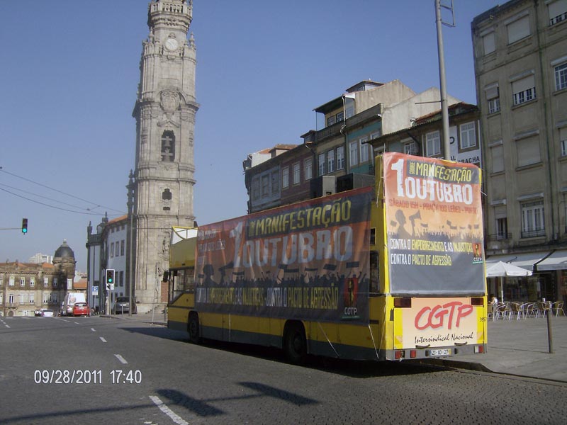 AUTOCARRO DESCAPOTAVEL DA ROADSHOWBUS NA MANIFESTAÇÃO DA CGTP INTERSINDICAL CIDADE DO PORTO