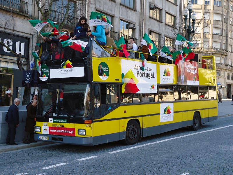 AUTOCARRO DESCAPOTAVEL DA ROADSHOWBUS NA CAMPANHA DO PROFº ANIBAL CAVACO SILVA