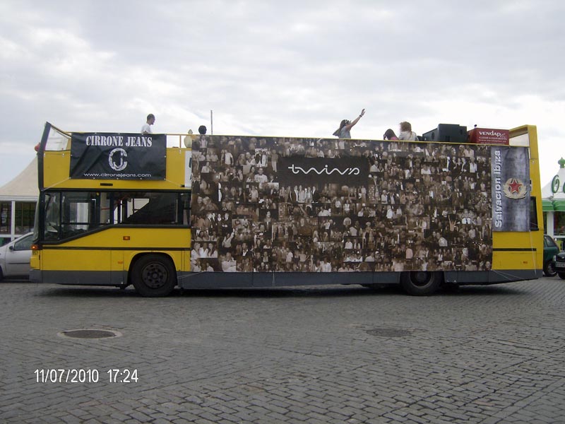 AUTOCARRO DESCAPOTAVEL DA ROADSHOWBUS NO EVENTO TWINS , FOZ DO DOURO PORTO